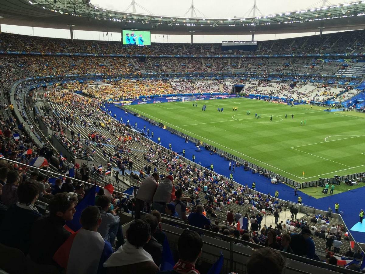 F2 Paris 10Eme Gare Du Nord - Stade De France - Parking Saint-Denis  Kültér fotó